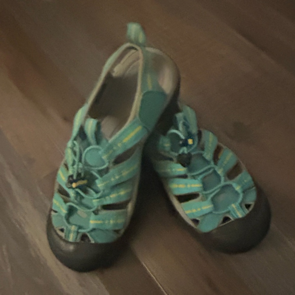 KEEN Newport H2 sandals in a green/teal color with yellow accents 8.5 S33
